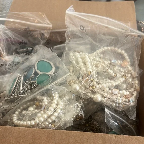 Big lot of repurposing costume jewelry - Picture 2 of 7